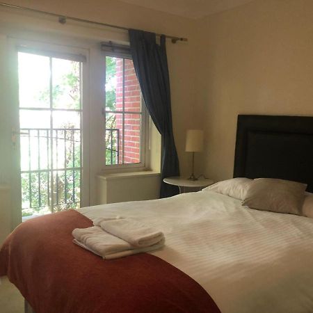 Lovely 2 Bedroom 2 Baths Flat With Free Parking باسينغستوك المظهر الخارجي الصورة
