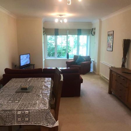 Lovely 2 Bedroom 2 Baths Flat With Free Parking باسينغستوك المظهر الخارجي الصورة