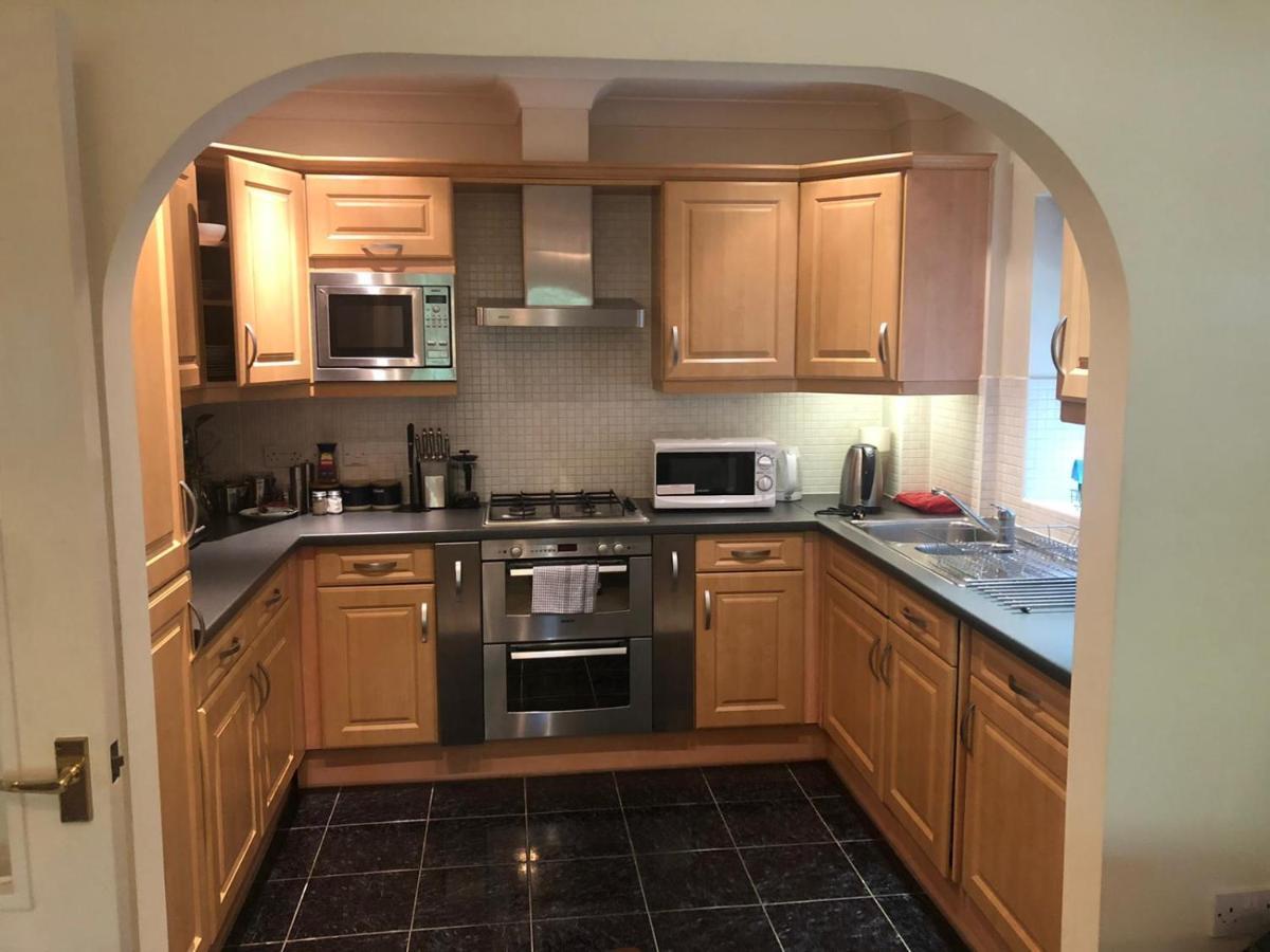 Lovely 2 Bedroom 2 Baths Flat With Free Parking باسينغستوك المظهر الخارجي الصورة