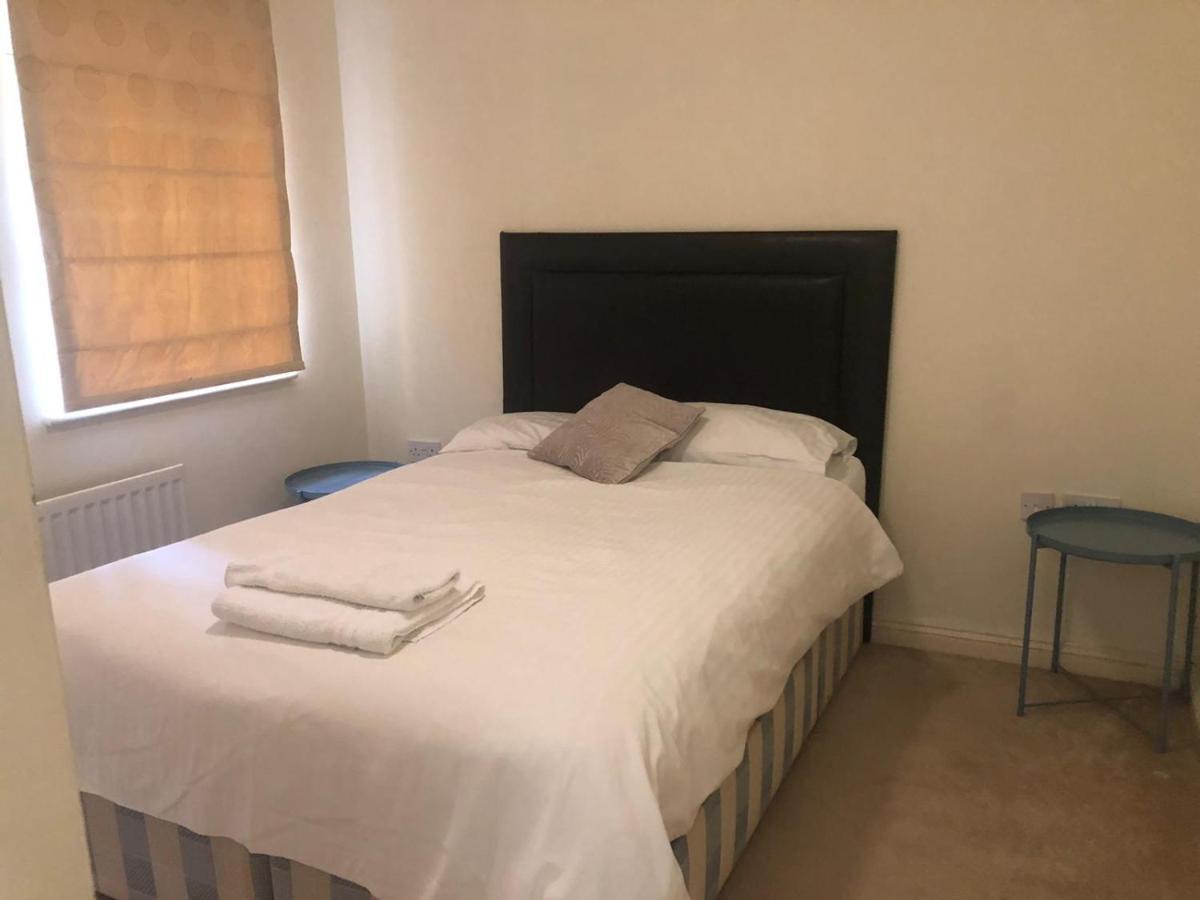 Lovely 2 Bedroom 2 Baths Flat With Free Parking باسينغستوك المظهر الخارجي الصورة