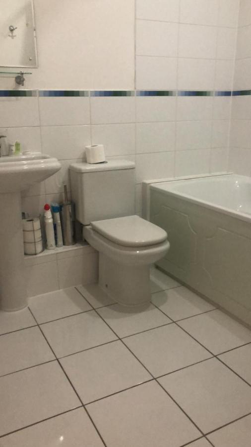 Lovely 2 Bedroom 2 Baths Flat With Free Parking باسينغستوك المظهر الخارجي الصورة