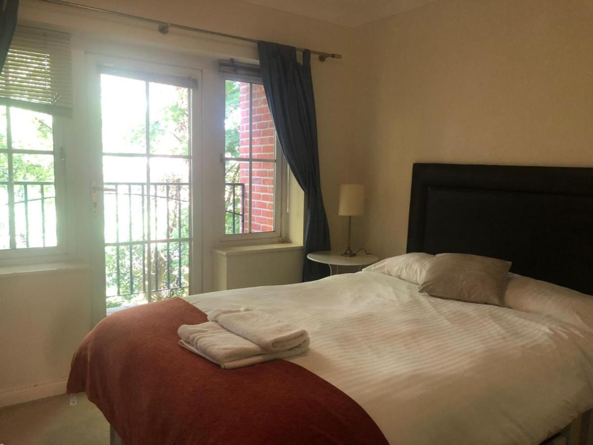 Lovely 2 Bedroom 2 Baths Flat With Free Parking باسينغستوك المظهر الخارجي الصورة