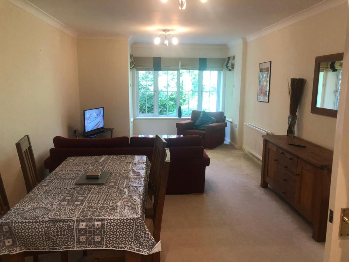 Lovely 2 Bedroom 2 Baths Flat With Free Parking باسينغستوك المظهر الخارجي الصورة